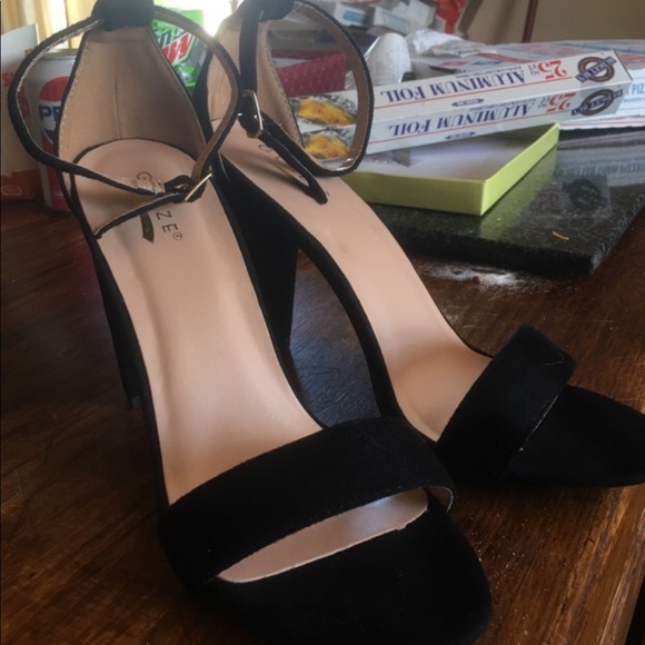 Black heels - Picture 2 of 4